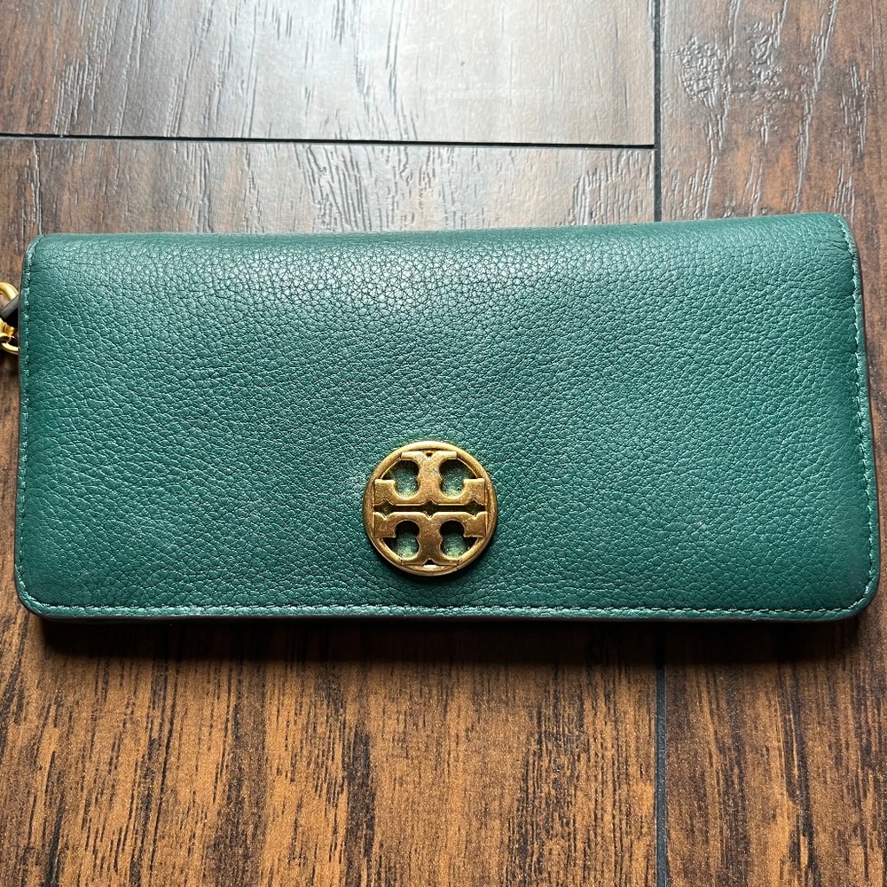 Tory Burch green wallet with Chain